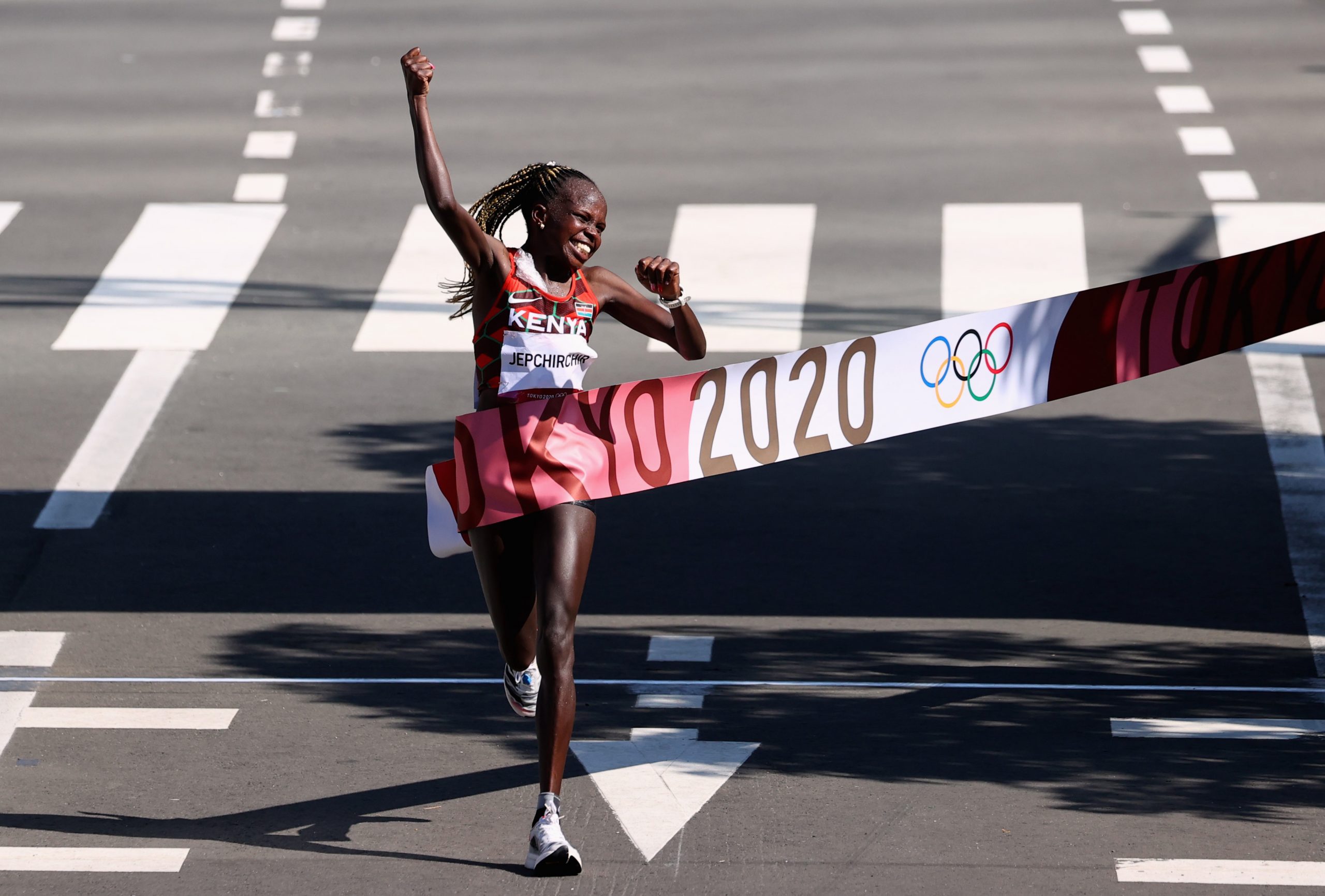 PERES JEPCHIRCHIR GANA LA MEDALLA DE ORO EN EL MARATÓN OLÍMPICO FEMENIL