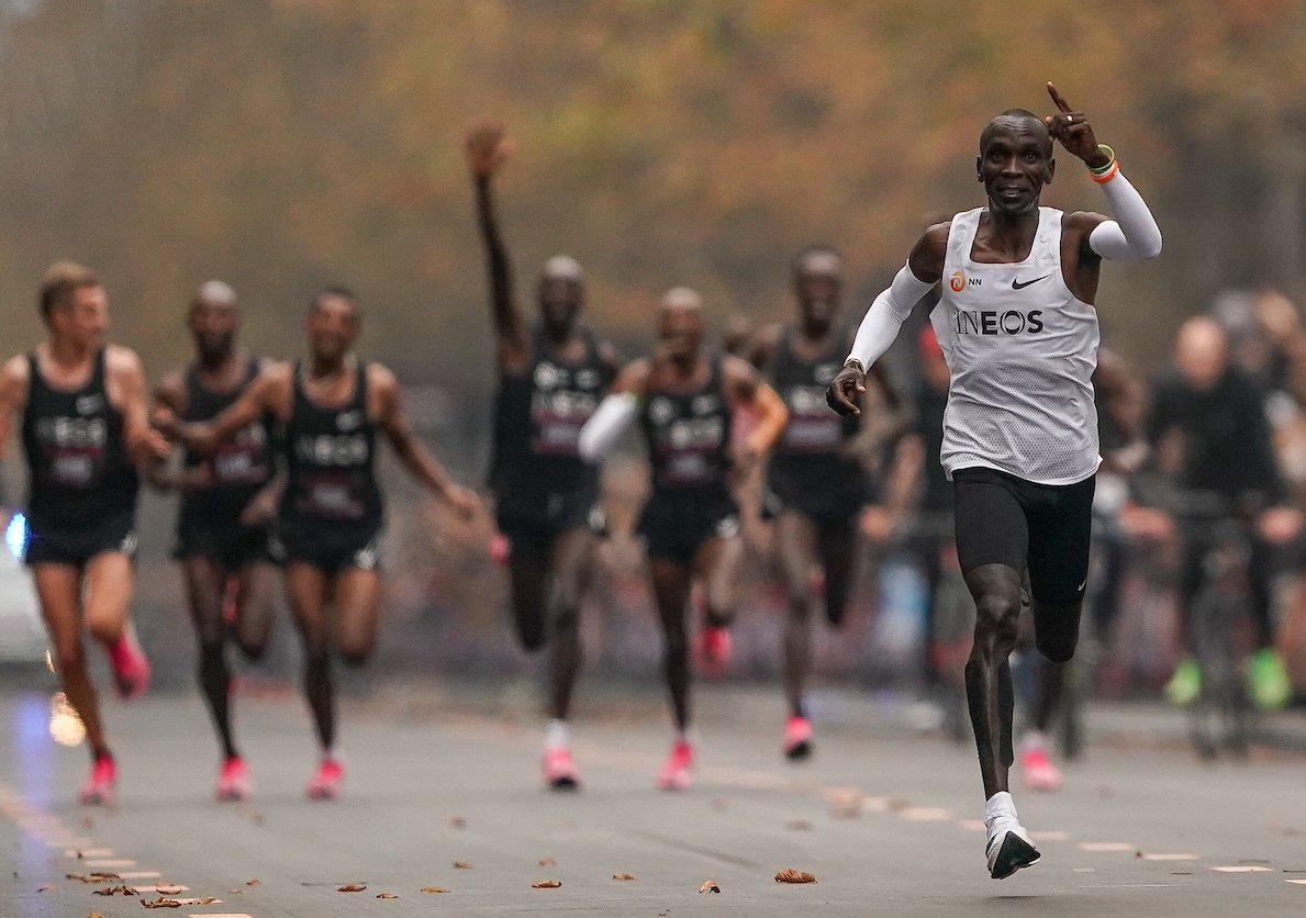 MARATÓN HISTÓRICO 1:59:40 ELIUD KIPCHOGE ROMPE LA BARRERA DE LAS DOS ...